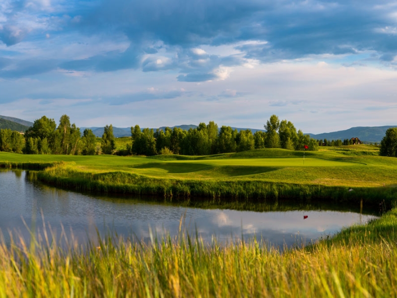Golf hole with lake in front